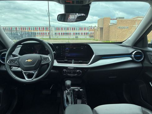 Used 2025 Chevrolet Trax LT w/ LT Convenience Package FWD image 30