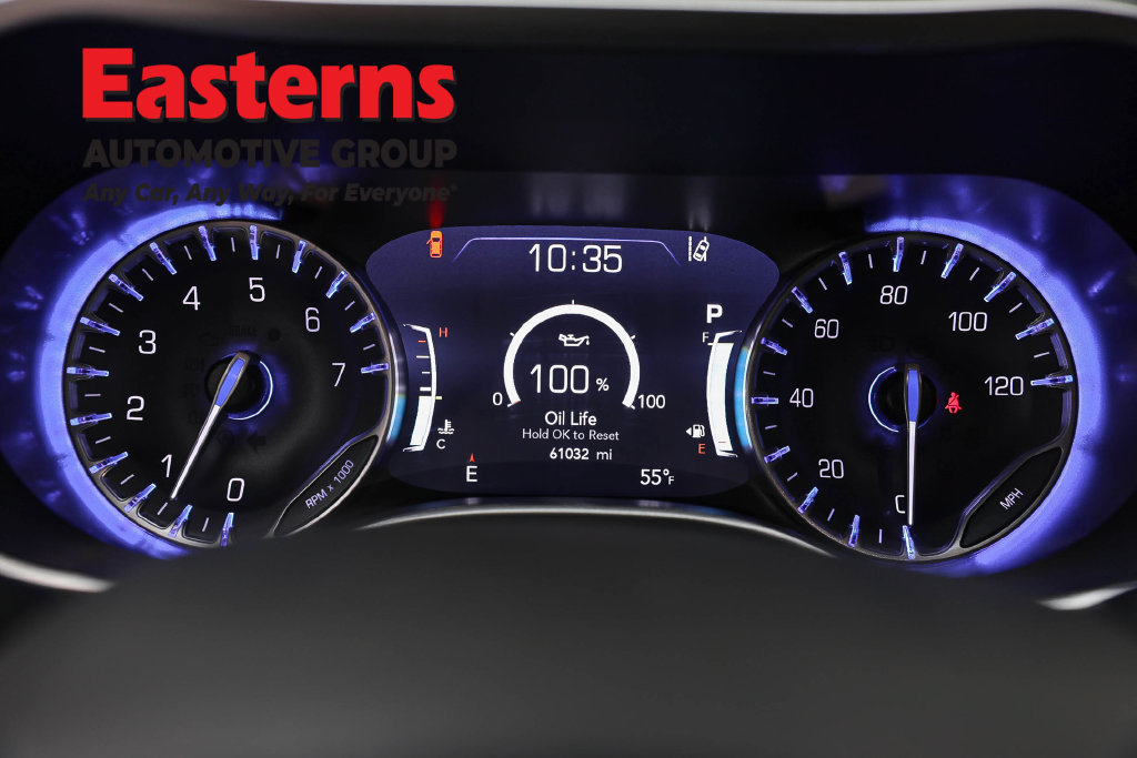 Used 2023 Chrysler Pacifica Touring-L FWD image 17