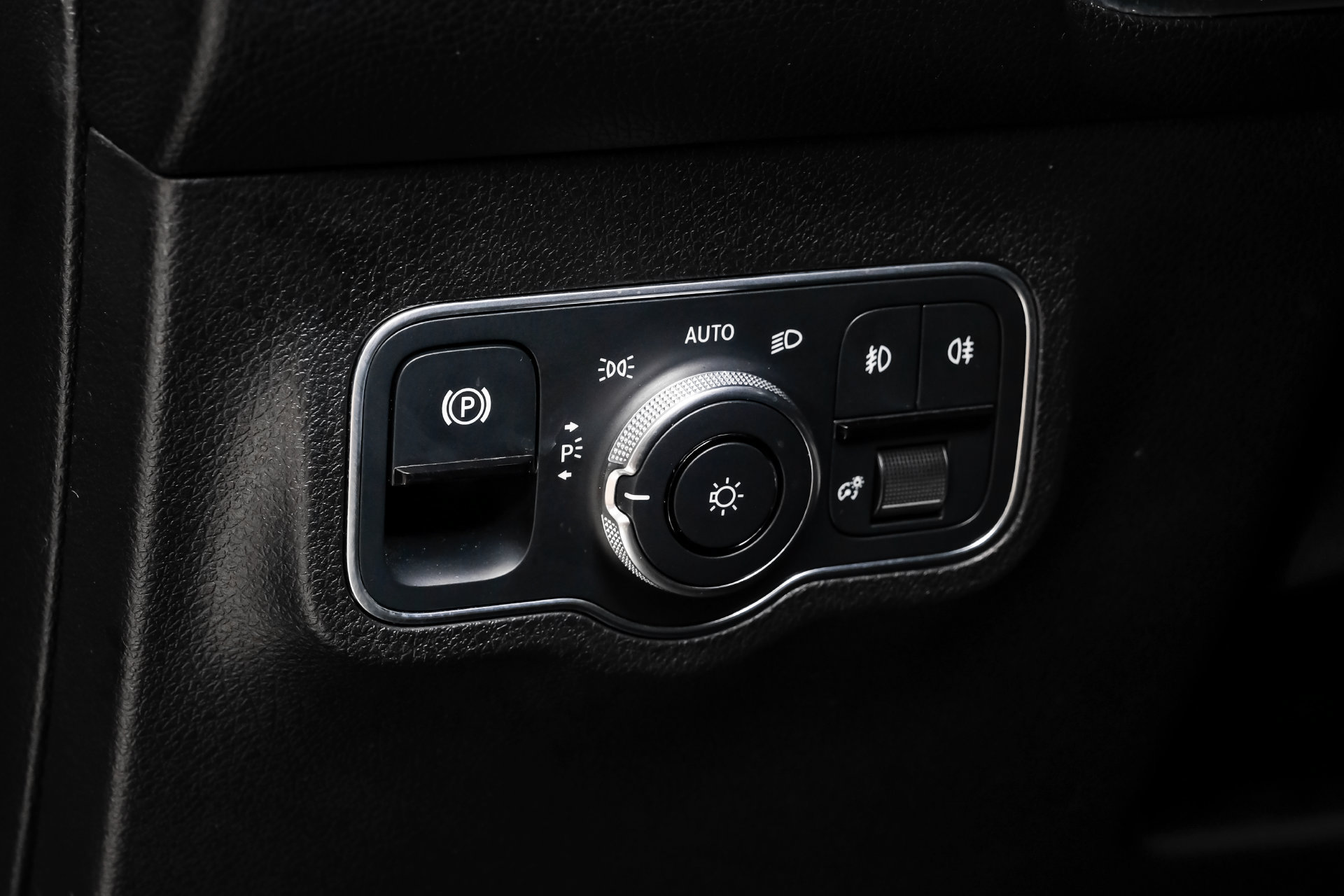 Used 2023 Mercedes-Benz GLB 250 w/ Premium Package image 26