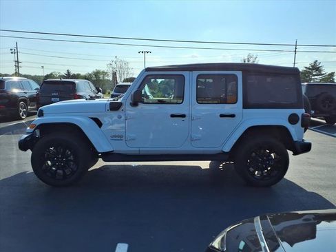 Used 2022 Jeep Wrangler Unlimited Sahara w/ Cold Weather Group image 4