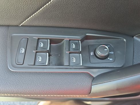 Used 2023 Volkswagen Tiguan SE AWD/4WD image 25