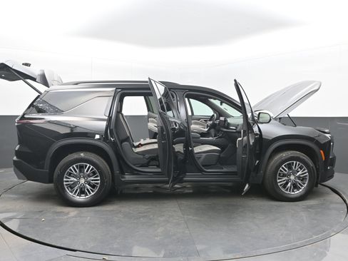 Used 2025 Chevrolet Traverse LT image 43