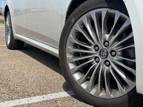 Used 2017 Toyota Avalon Limited image 2