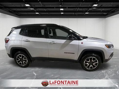 Used 2025 Jeep Compass Trailhawk image 4