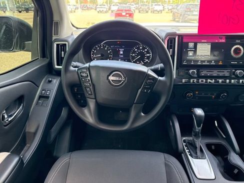 Used 2025 Nissan Frontier SV RWD image 13