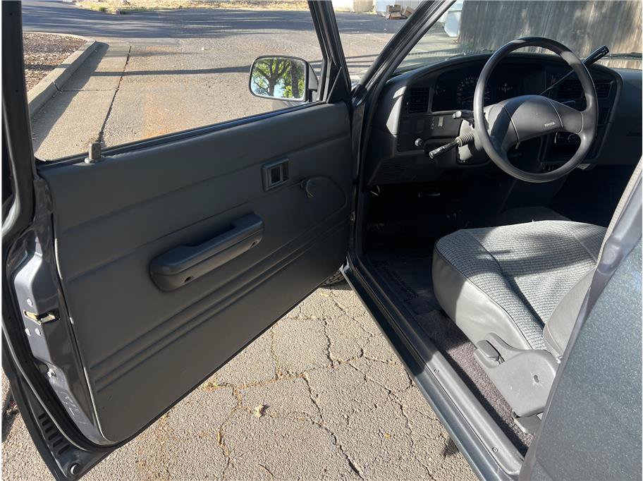 Used 1990 Toyota Pickup Deluxe RWD image 11