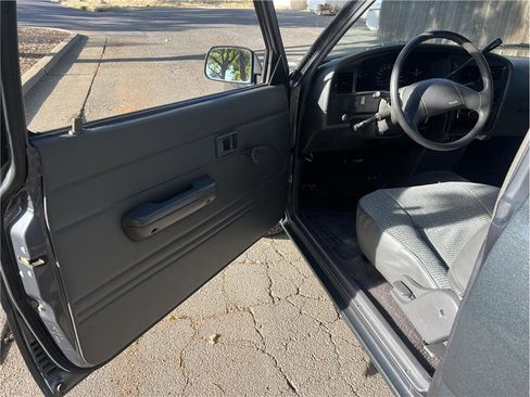 Used 1990 Toyota Pickup Deluxe image 11