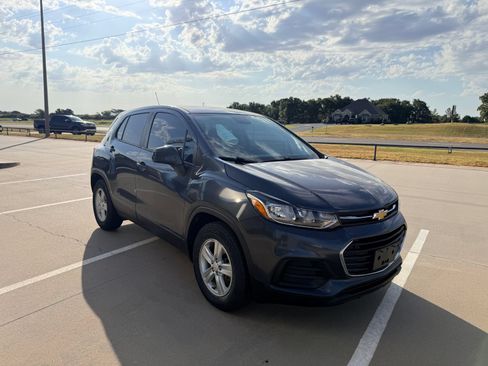 Used 2021 Chevrolet Trax LS w/ Tint and Cruise Package FWD image 4