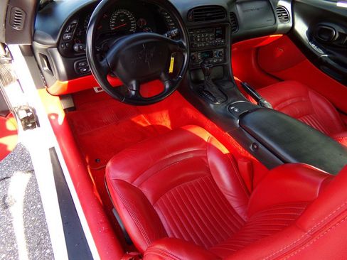 Used 2000 Chevrolet Corvette Coupe w/ Roof Pkg RWD image 18