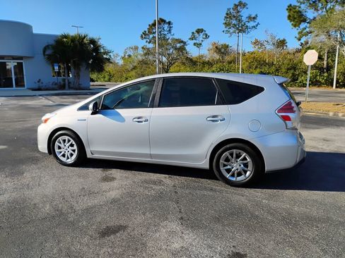 Used 2017 Toyota Prius V Four image 8