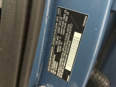 Used 2025 Volvo XC40 B5 Core image 11