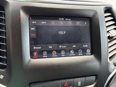 Used 2021 Jeep Cherokee Latitude w/ Mopar Interior Package AWD/4WD image 11