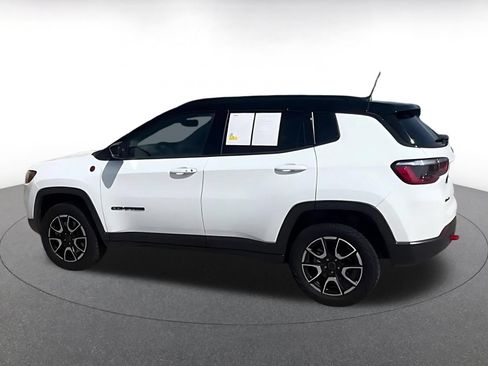 Used 2025 Jeep Compass Trailhawk AWD/4WD image 10