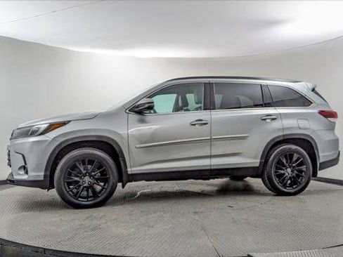 Used 2019 Toyota Highlander SE image 3