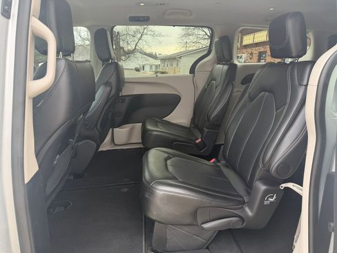 Used 2024 Chrysler Pacifica Touring-L image 17