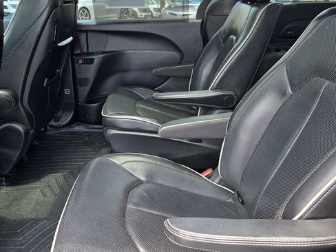 Used 2019 Chrysler Pacifica Limited w/ Advanced Safetytec Group FWD image 47