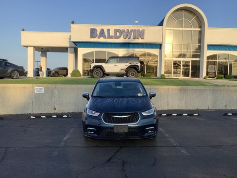 Used 2023 Chrysler Pacifica Limited FWD image 2