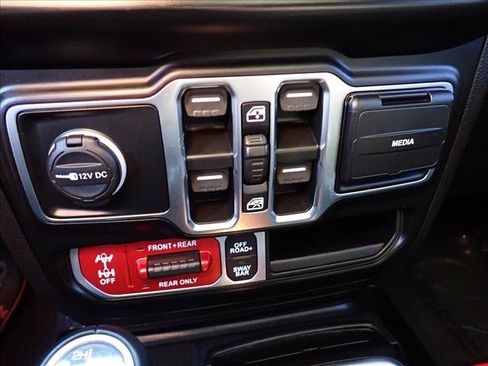 Used 2021 Jeep Gladiator Rubicon w/ Cold Weather Group AWD/4WD image 15