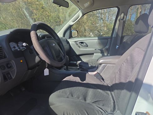 Used 2005 Ford Escape XLS image 9