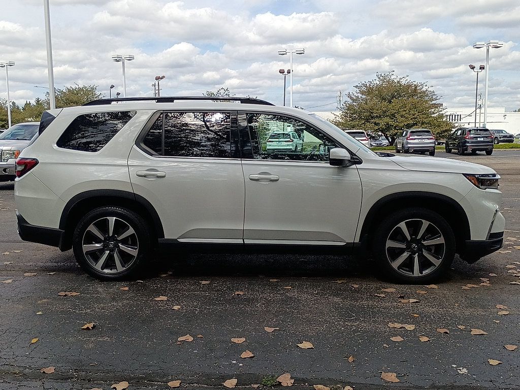 Certified 2023 Honda Pilot Touring image 2