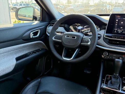 Certified 2025 Jeep Compass Latitude image 10