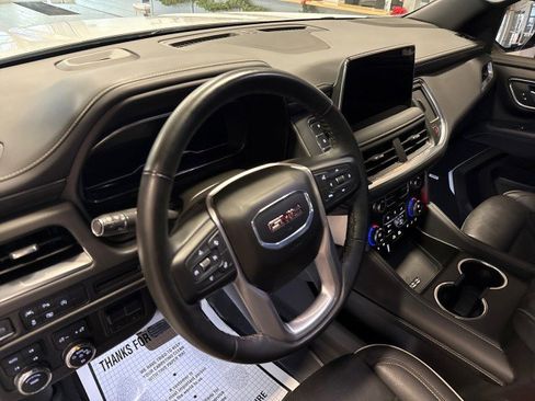 Used 2024 GMC Yukon SLT w/ SLT Luxury Package image 17