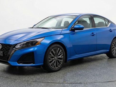 Used 2025 Nissan Altima 2.5 SV image 3