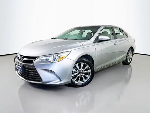 Used 2017 Toyota Camry XLE w/ Moonroof Package FWD image 3