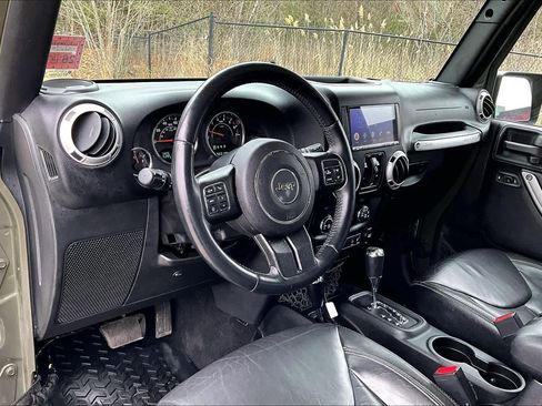 Used 2015 Jeep Wrangler Unlimited Sahara w/ Dual Top Group AWD/4WD image 18