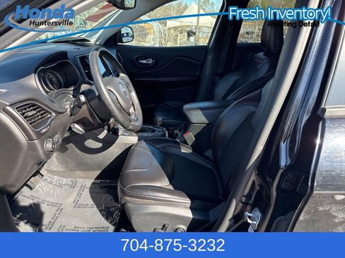 Used 2019 Jeep Cherokee Trailhawk w/ Cold Weather Group image 18