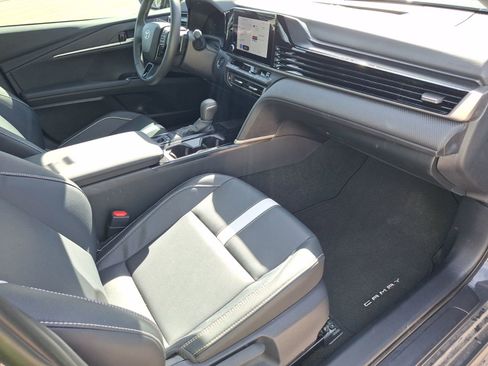 Used 2025 Toyota Camry SE image 33