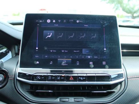 Used 2025 Jeep Compass Trailhawk w/ Trailhawk Convenience Group AWD/4WD image 19