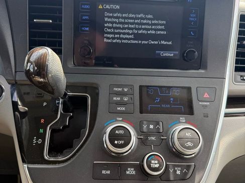 Used 2017 Toyota Sienna XLE FWD image 12