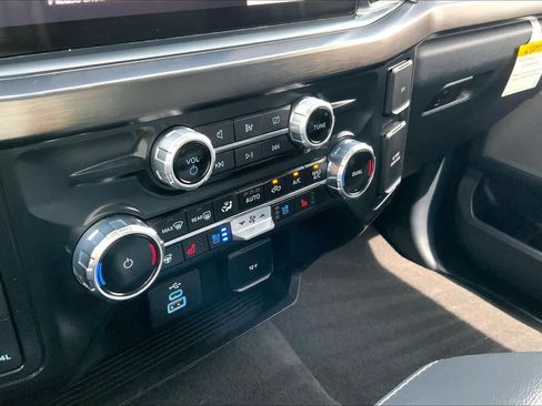Used 2024 Ford F250 Lariat w/ Black Appearance Package AWD/4WD image 34