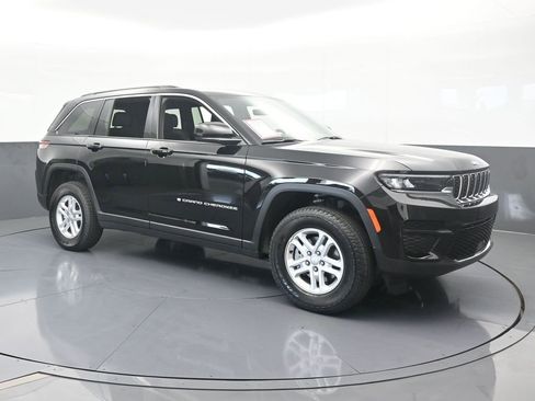 Used 2025 Jeep Grand Cherokee Laredo image 8