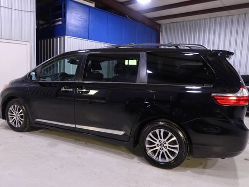 Used 2019 Toyota Sienna XLE 8 Passenger 4dr Mini Van image 2