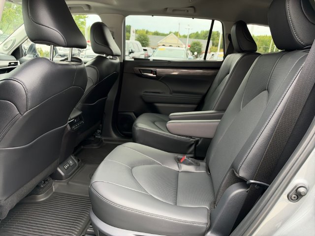 Used 2026 Toyota Highlander Limited AWD/4WD image 14