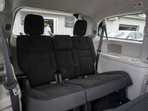 Used 2018 Dodge Grand Caravan SE w/ UConnect Hands-Free Group FWD image 35