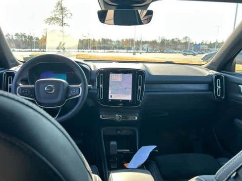 Used 2023 Volvo XC40 Recharge Plus image 5
