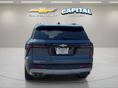 Used 2025 Chevrolet Traverse LT FWD image 4