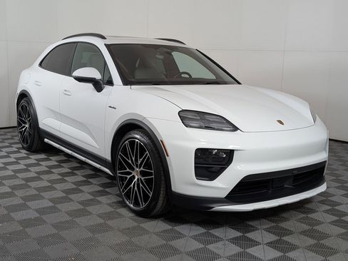 Used 2025 Porsche Macan 4 Electric image 8