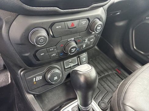 Used 2019 Jeep Renegade Limited w/ LED Lighting Group AWD/4WD image 24