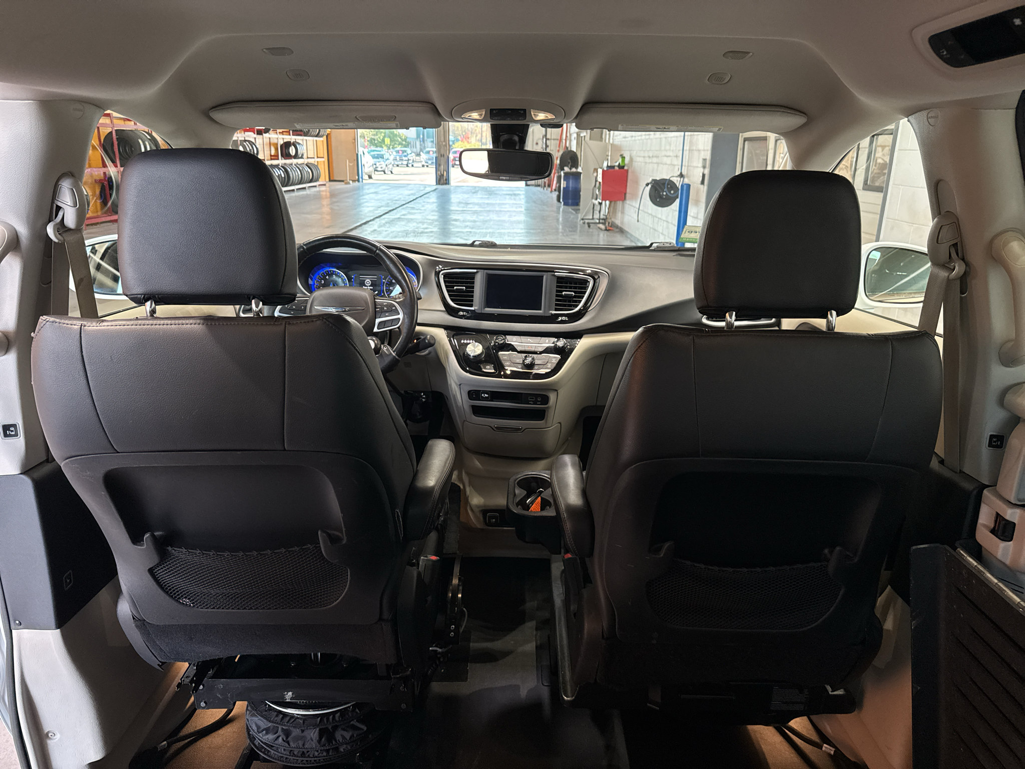 Used 2020 Chrysler Pacifica Touring-L FWD image 13