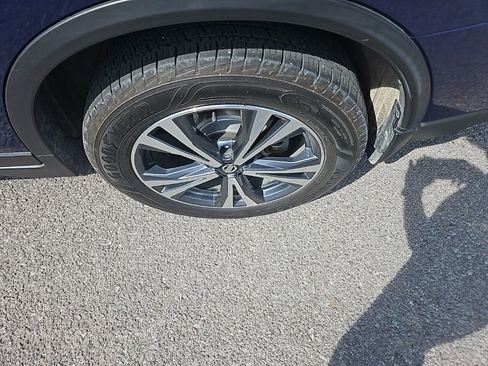 Used 2019 Nissan Rogue SV w/ Premium Package image 12