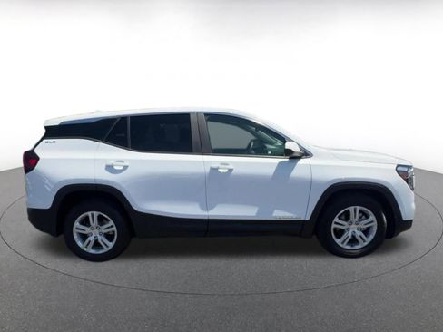 Used 2024 GMC Terrain SLE FWD image 16