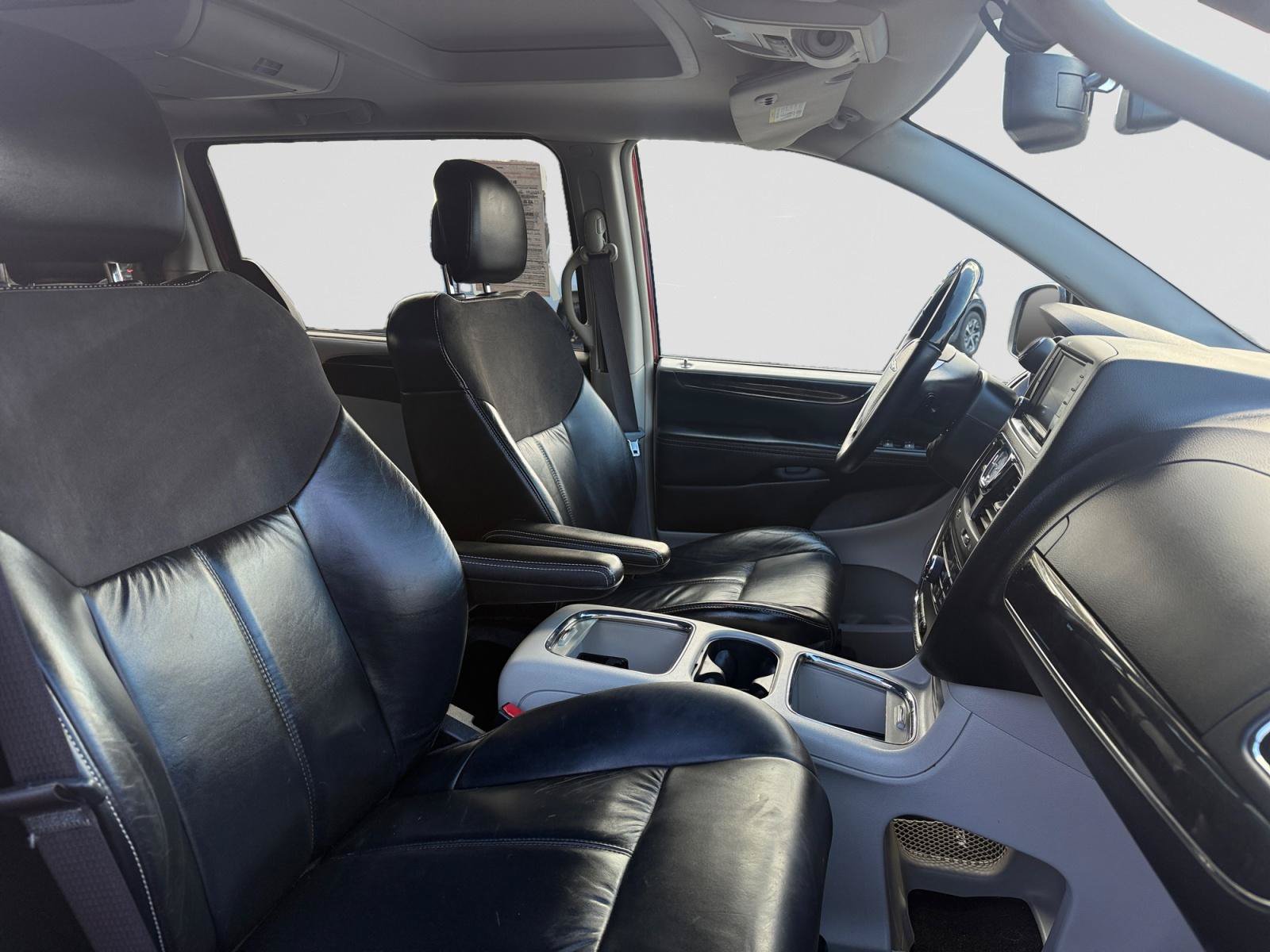 Used 2016 Chrysler Town & Country Limited Platinum FWD image 15
