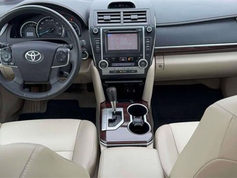 Used 2014 Toyota Camry XLE image 11