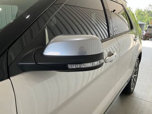 Used 2019 Ford Explorer Platinum AWD/4WD image 2