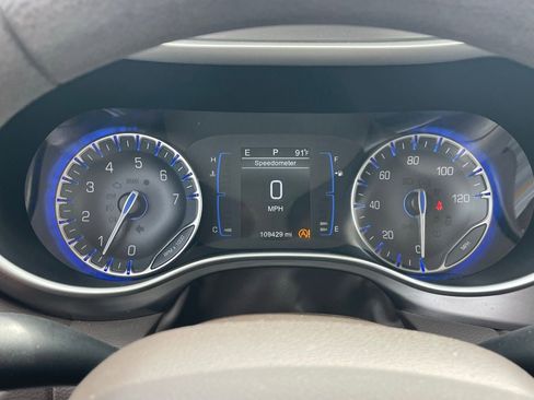Used 2017 Chrysler Pacifica LX image 9