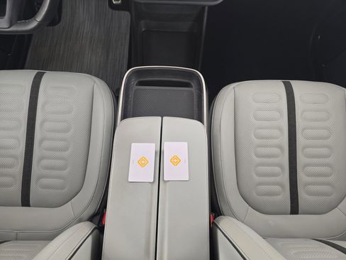 Used 2024 Rivian R1S Adventure AWD/4WD image 31